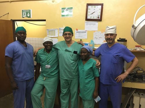 Das deutsch-ruandische Team (von links): Dr. René, Pfleger Aphrodis, Dr. Feltes, Schwester Claudia, Dr. Weber.