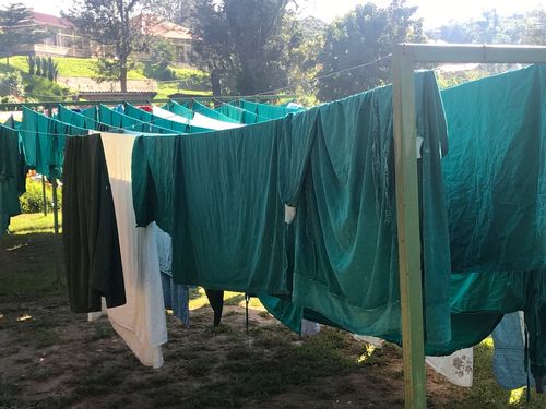 Der Wäschetrockner ist kaputt. Deshalb muss die OP-Wäsche im Freien trocknen. In der Regenzeit ist das schwierig und führt zu OP-Ausfällen.
